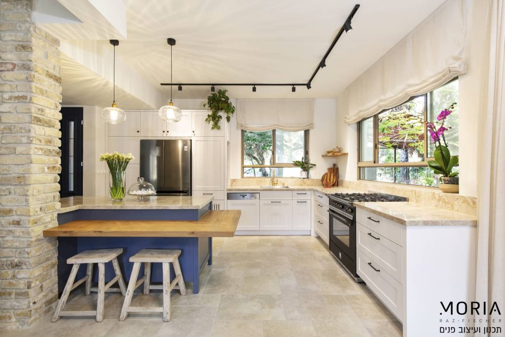 מטבח לבן עם אי כחול