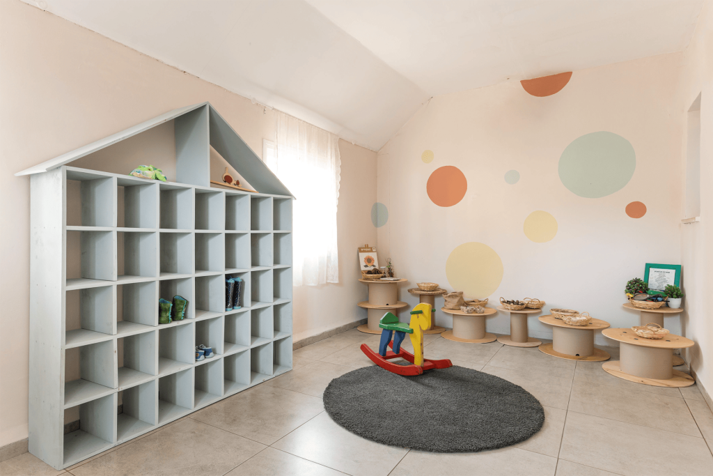 גן ילדים מעוצב עם כוורת לנעליים